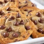 Cookies americani in un vassoio. Appetitosi.