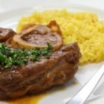 Ossobuco alla milanese accompagnato da un risotto giallo allo zafferano