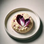 Risotto al radicchio rosso su un piatto.